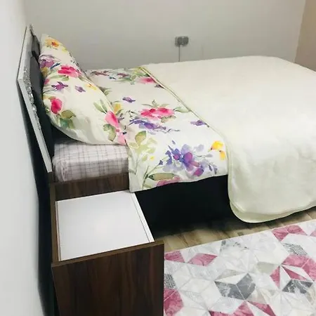 Lovely Two Bedrooms With Lovely Kitchen And Balcon דירה